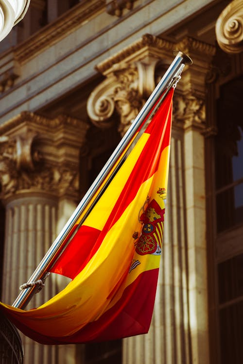 Arquitectura institucional — columnas clásicas y bandera de España